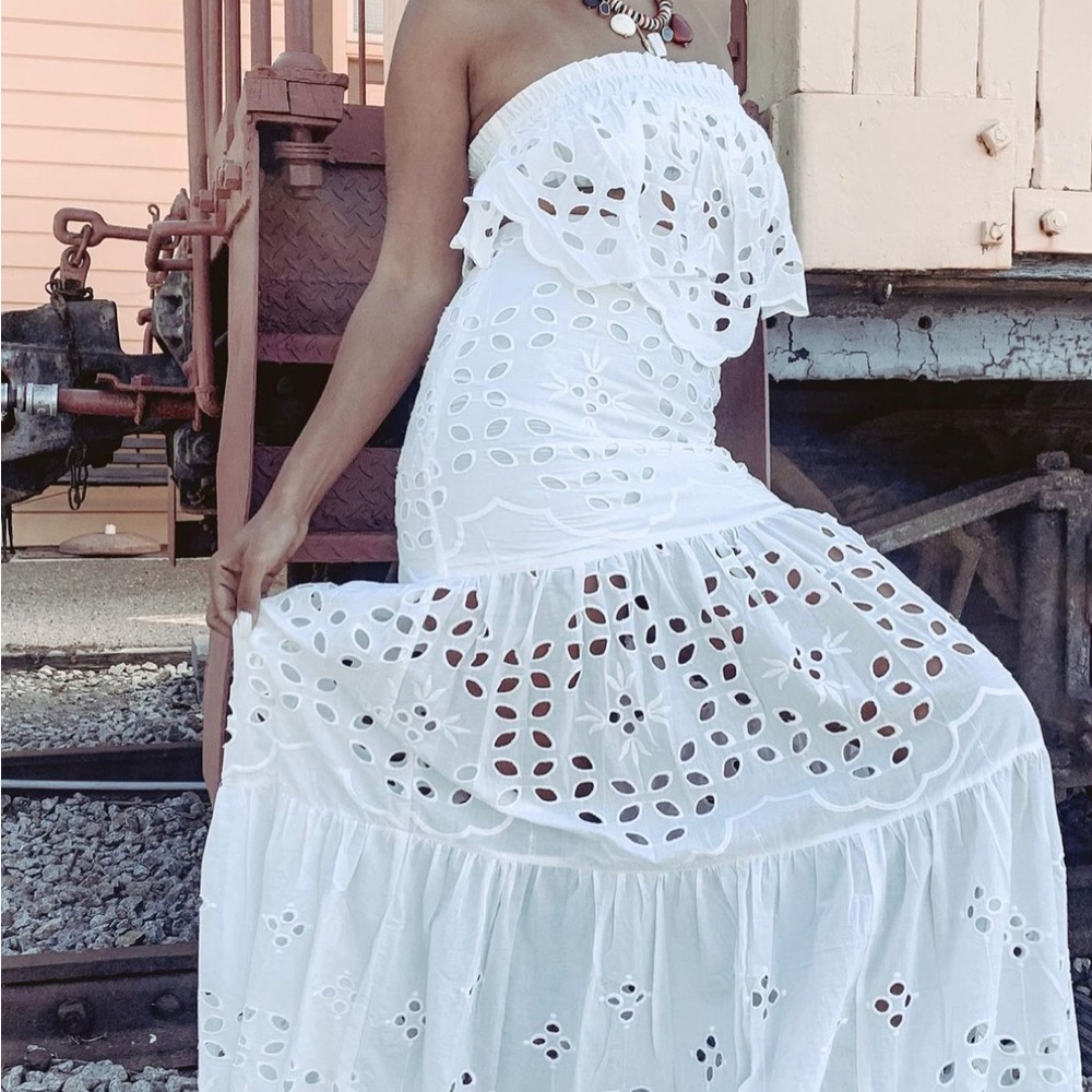 2-piece white eyelet set
